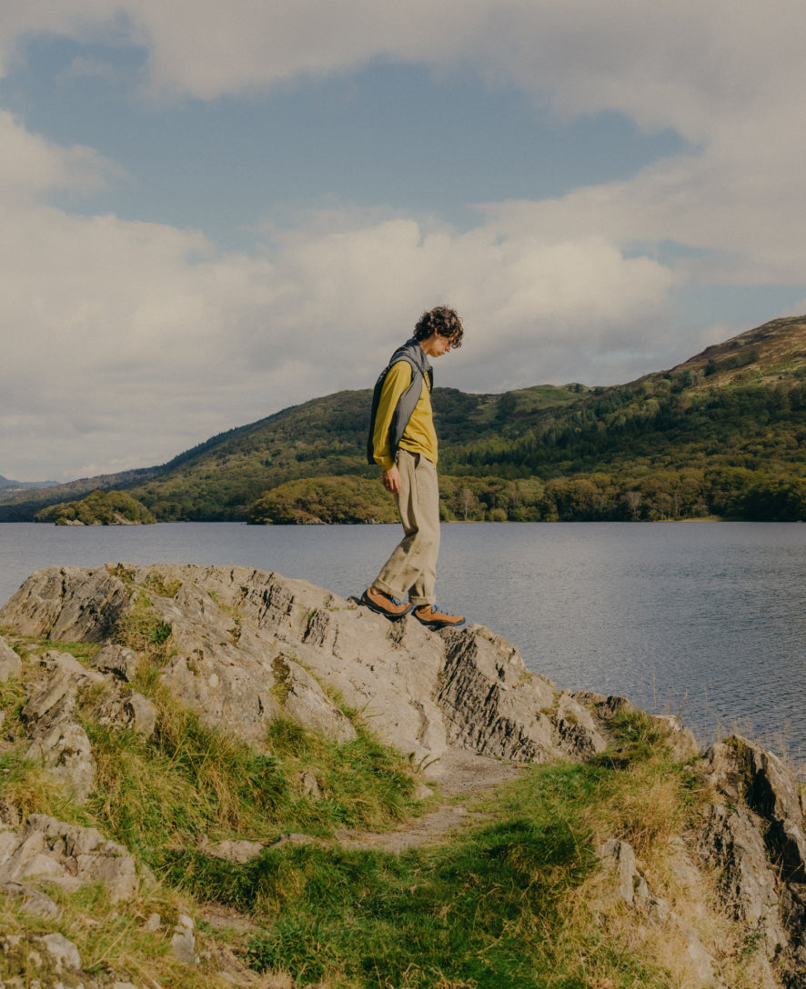 https://cdn.shopify.com/s/files/1/0607/3263/7348/files/S25_KEEN_Japser_M_1002661_Spice-Blue_PDP_Lifestyle_Single_Left.jpg?v=1737999401