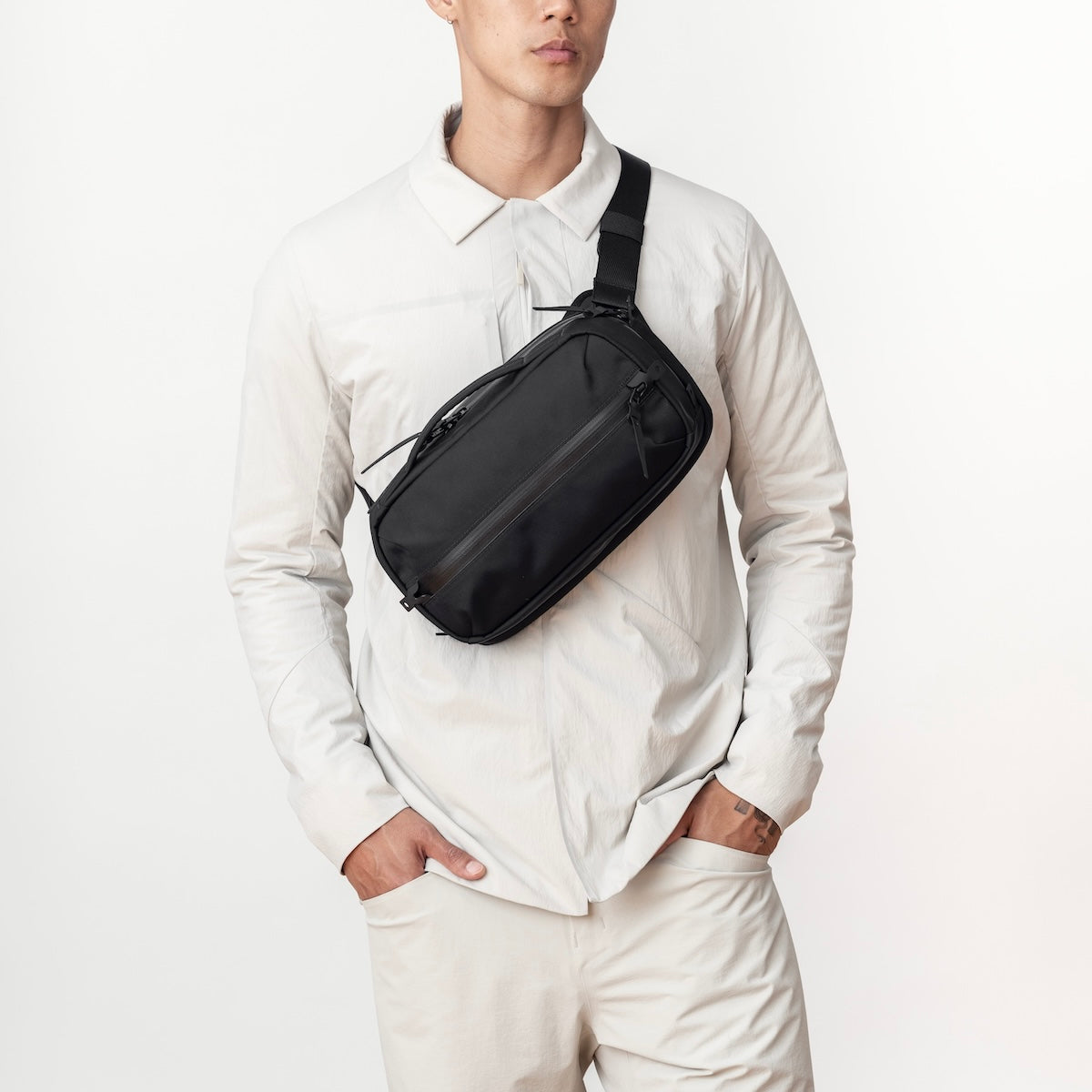 https://cdn.shopify.com/s/files/1/0970/4200/files/best-sling-bag-for-men-17.jpg?v=1765309494