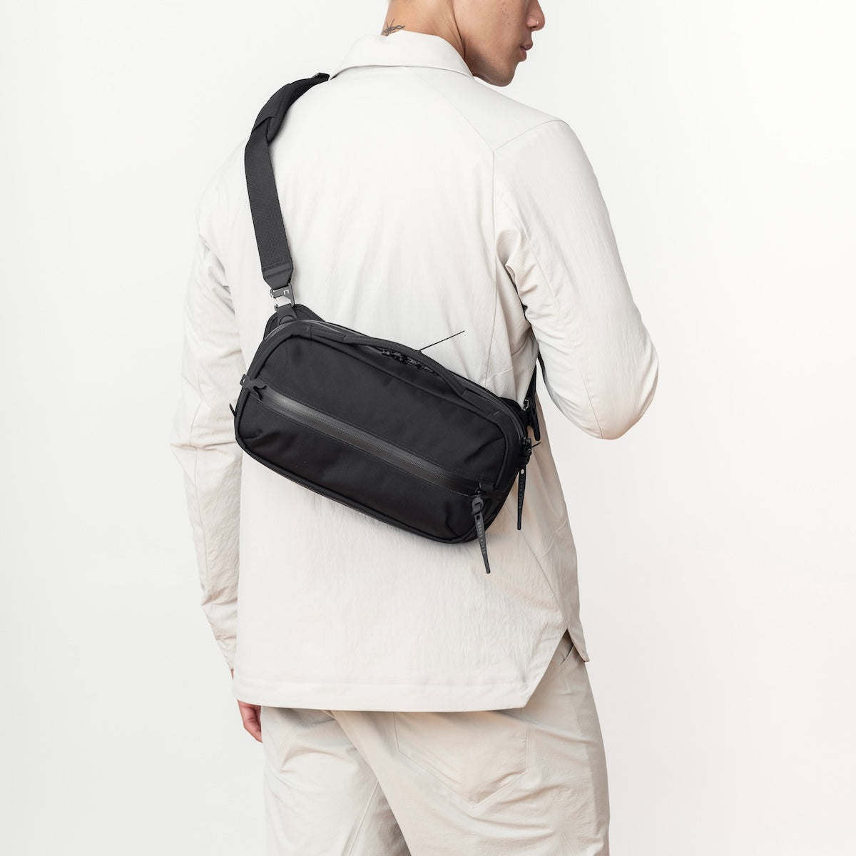 https://cdn.shopify.com/s/files/1/0970/4200/files/best-sling-bag-for-men-21.jpg?v=1765309494