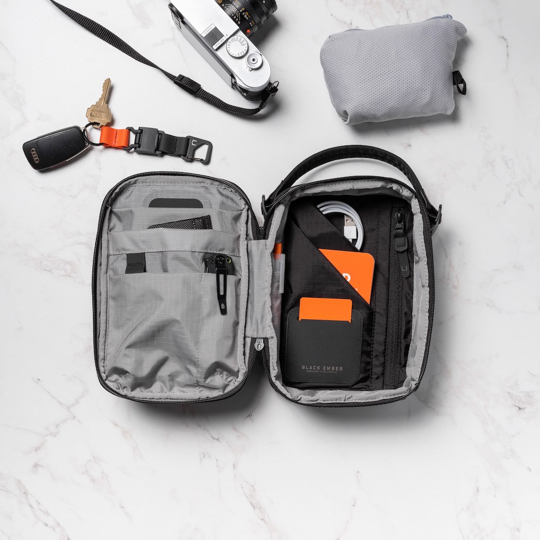 https://cdn.shopify.com/s/files/1/0970/4200/products/kompak-small-mens-crossbody-bag_0dd6698f-c786-4dec-b326-a3730fc36f26.jpg?v=1701406393