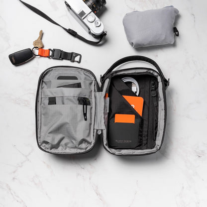 https://cdn.shopify.com/s/files/1/0970/4200/products/kompak-small-mens-crossbody-bag_0dd6698f-c786-4dec-b326-a3730fc36f26.jpg?v=1701406393