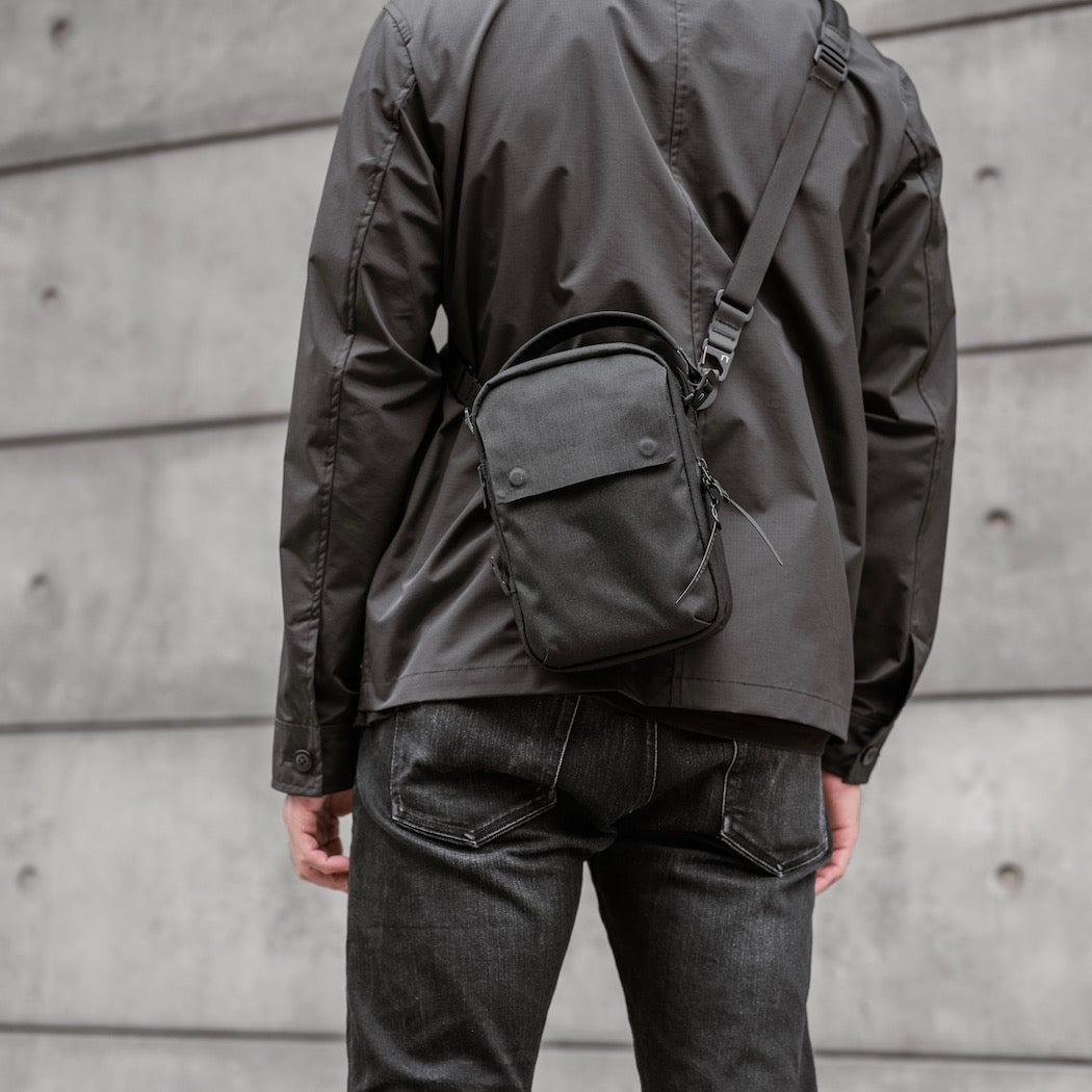 https://cdn.shopify.com/s/files/1/0970/4200/products/kompak-small-mens-crossbody-bag_29f9d6ed-13d2-4070-bc7d-6ea40bc7c73c.jpg?v=1685388629