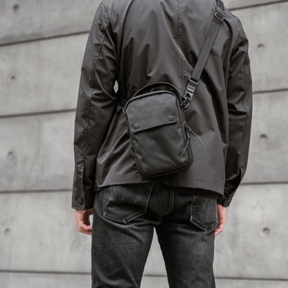 https://cdn.shopify.com/s/files/1/0970/4200/products/kompak-small-mens-crossbody-bag_29f9d6ed-13d2-4070-bc7d-6ea40bc7c73c.jpg?v=1685388629