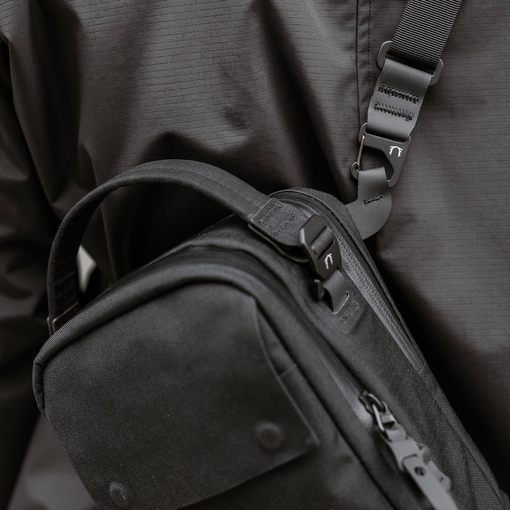 https://cdn.shopify.com/s/files/1/0970/4200/products/kompak-small-mens-crossbody-bag_35a6db18-1624-4261-96bb-0746870154d4.jpg?v=1685388629