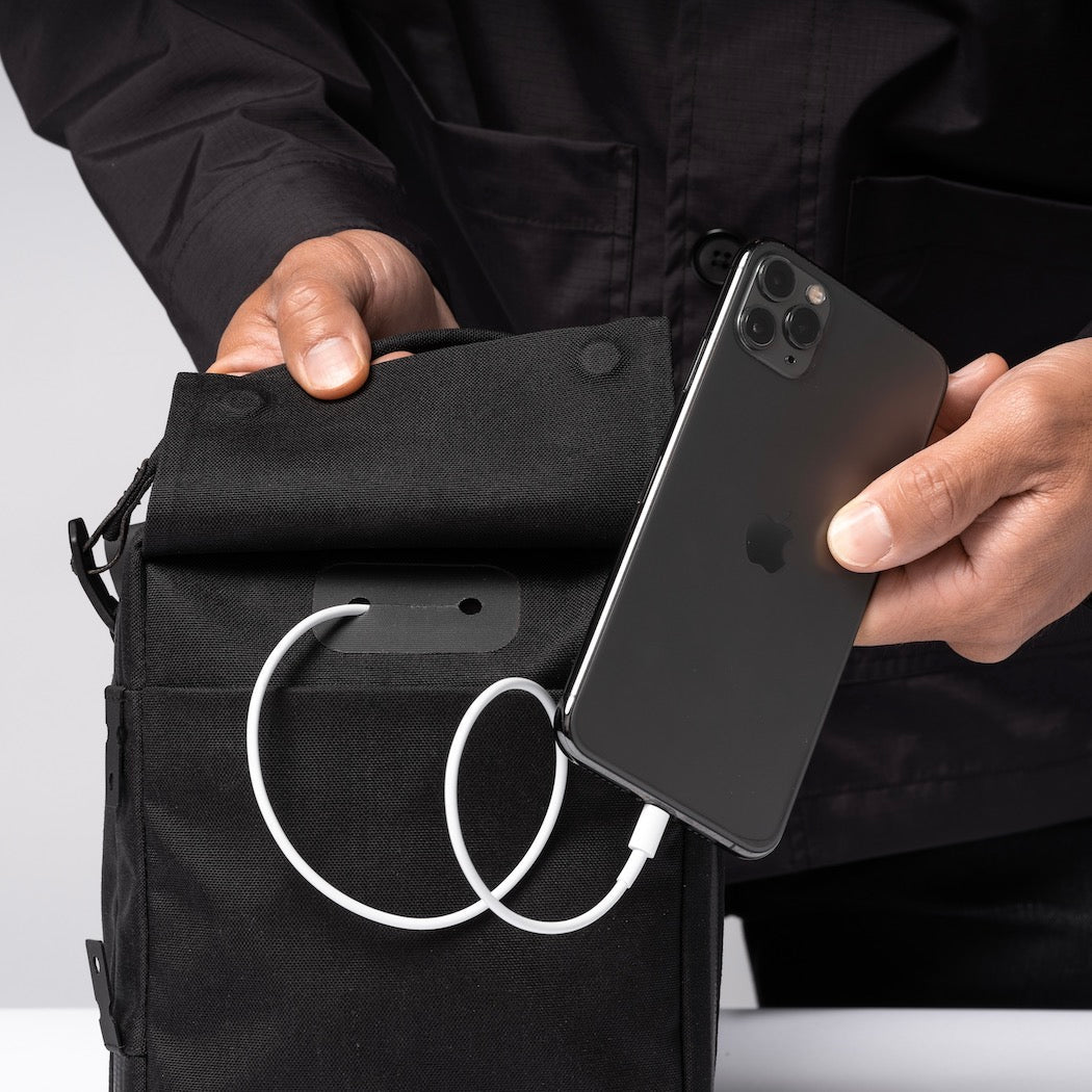 https://cdn.shopify.com/s/files/1/0970/4200/products/kompak-small-mens-crossbody-bag_4e843701-7283-4248-b3d7-edb9f62d0d0c.jpg?v=1685388629