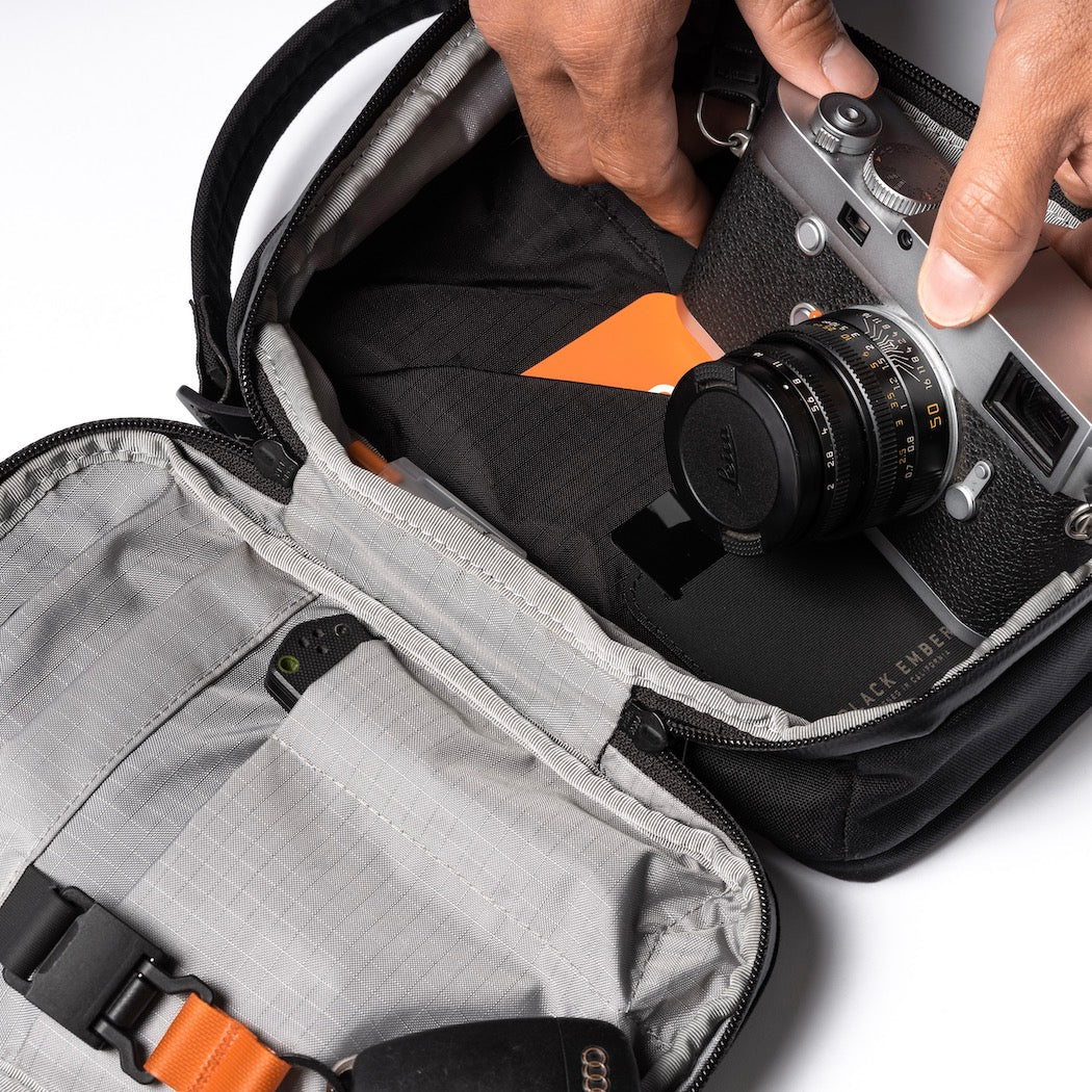 https://cdn.shopify.com/s/files/1/0970/4200/products/kompak-small-mens-crossbody-bag_5638ad0b-f09f-44a3-a81b-cf8b54226812.jpg?v=1701406552