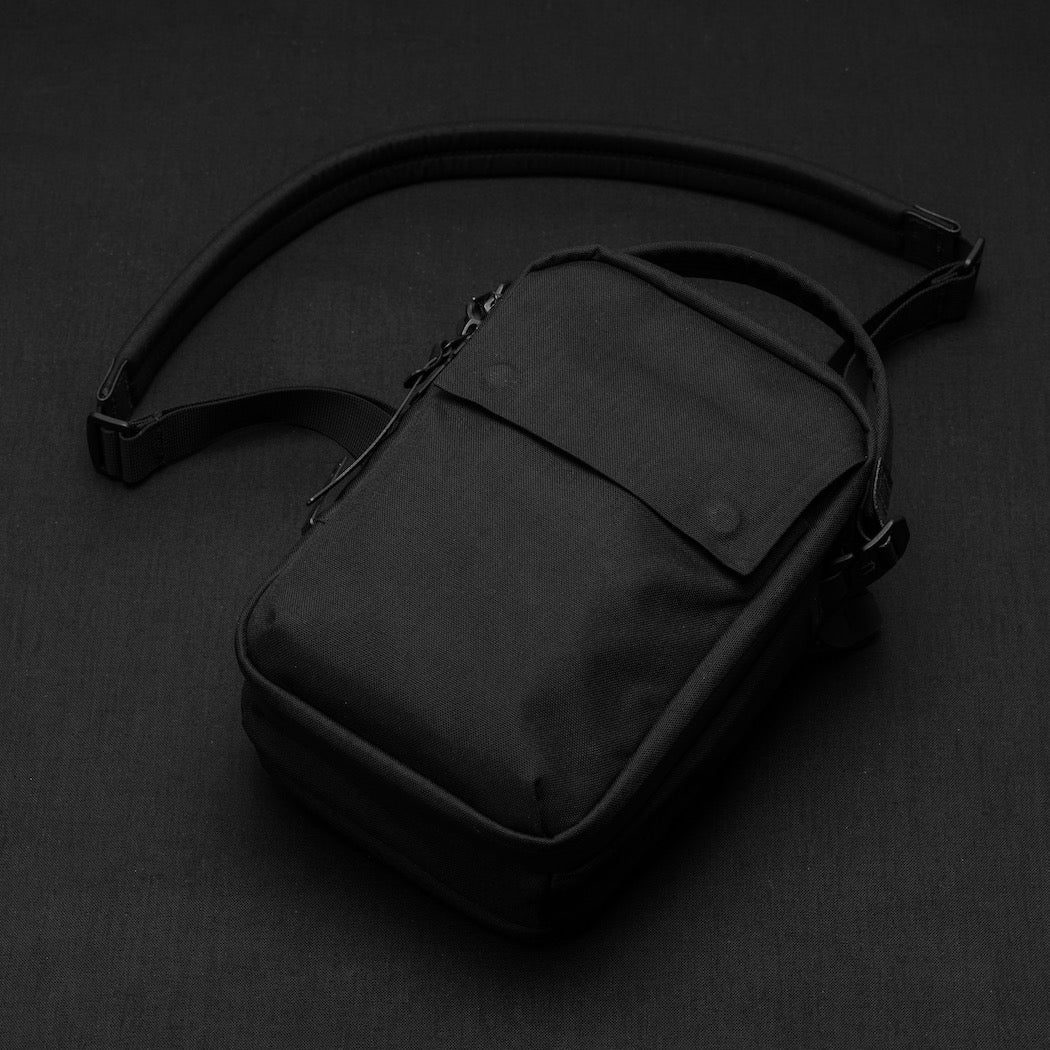 https://cdn.shopify.com/s/files/1/0970/4200/products/kompak-small-mens-crossbody-bag_92fb13d6-d46b-41c8-a4e0-5f8daa65dd3b.jpg?v=1701411739
