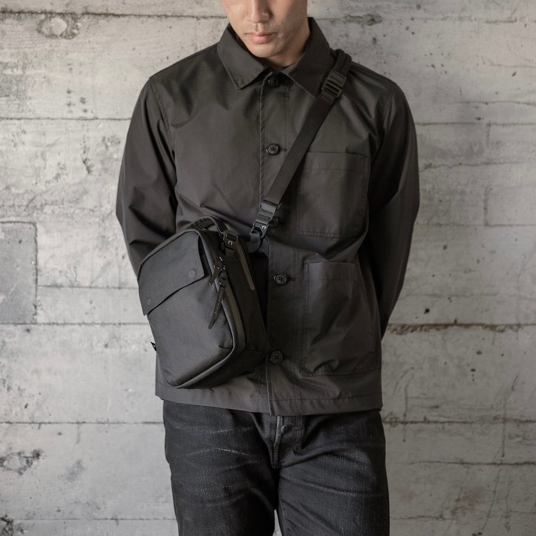 https://cdn.shopify.com/s/files/1/0970/4200/products/kompak-small-mens-crossbody-bag_ad89f637-b2f9-4b95-ab77-7721bf3b8b07.jpg?v=1685388629