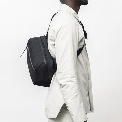 https://cdn.shopify.com/s/files/1/0970/4200/files/sling-bag-for-men-102.jpg?v=1740115683