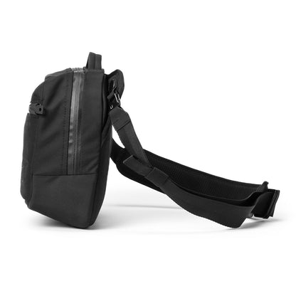https://cdn.shopify.com/s/files/1/0970/4200/products/sling-bag-for-men_441c64fa-9f18-4c61-8685-e76116315cf7.jpg?v=1740115683