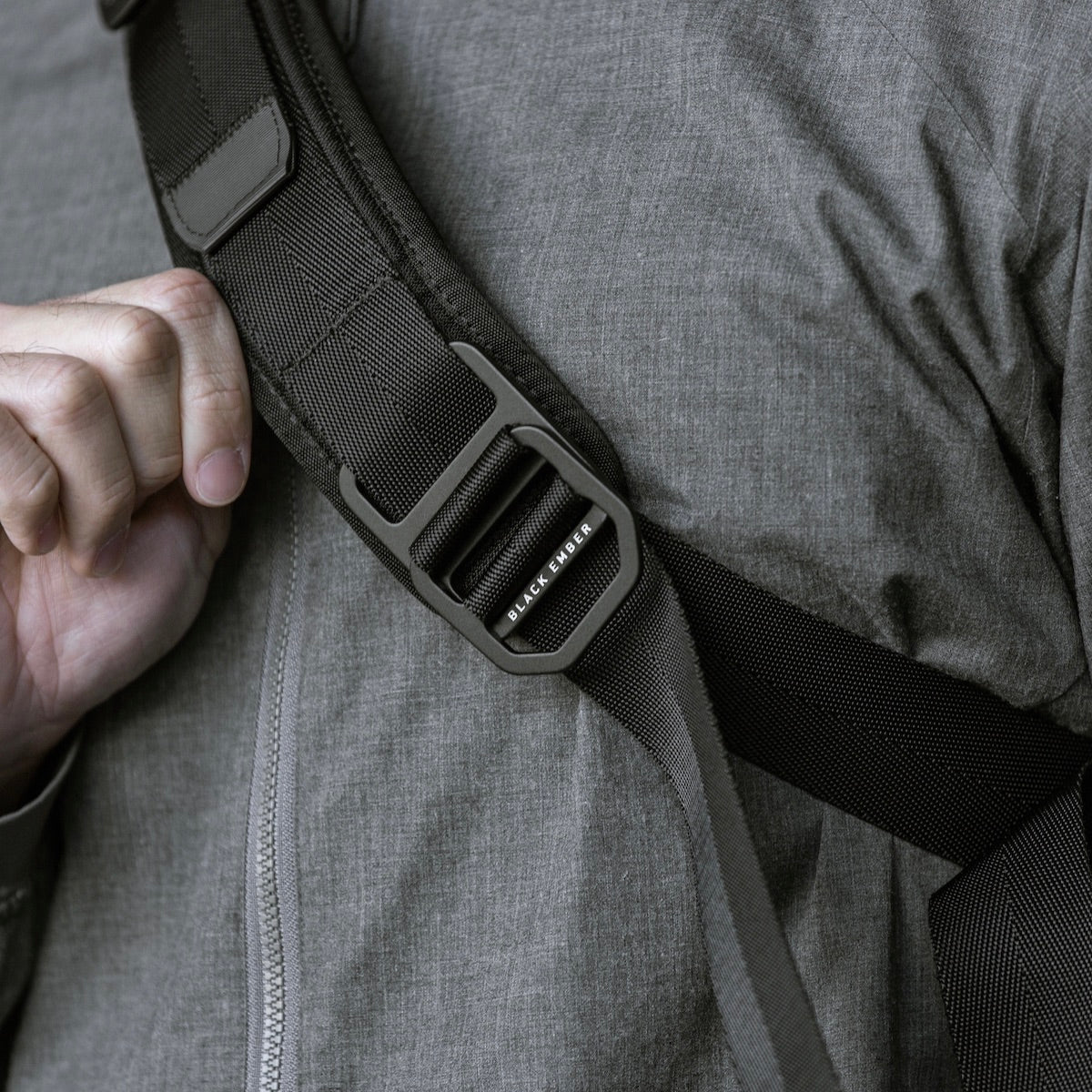 https://cdn.shopify.com/s/files/1/0970/4200/products/sling-bag-for-men_6c178dac-ee9b-4fd5-ac30-7593a2eda6f7.jpg?v=1740115683