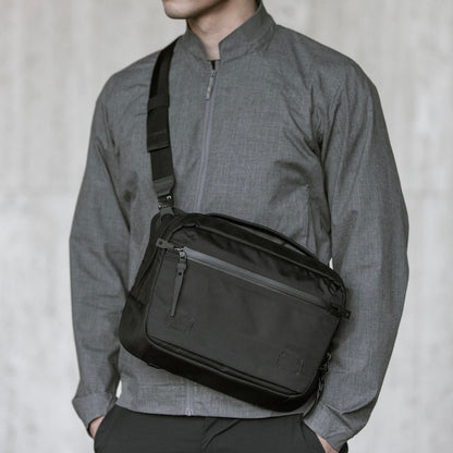 https://cdn.shopify.com/s/files/1/0970/4200/products/sling-bag-for-men_85b91b31-abd6-4936-acc2-c67586711164.jpg?v=1740115683