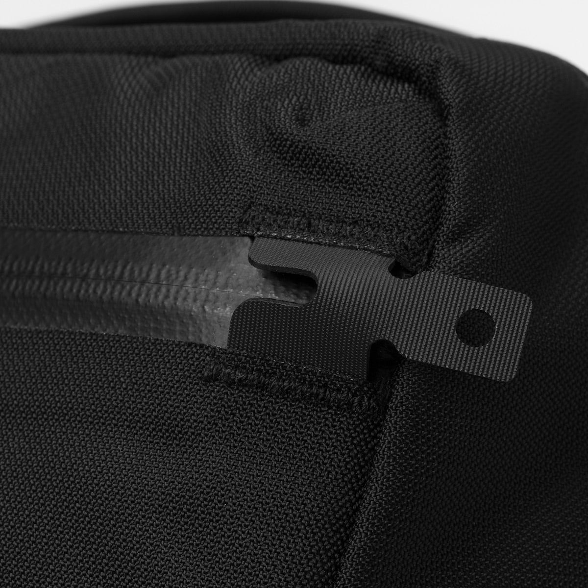https://cdn.shopify.com/s/files/1/0970/4200/products/sling-bag-for-men_e46b7e9a-ca7f-49f2-a42d-df498177ea53.jpg?v=1740115683