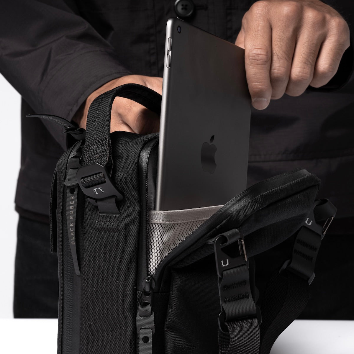 https://cdn.shopify.com/s/files/1/0970/4200/products/small-mens-crossbody-bag_c16068c8-879e-480d-9e0d-505bc41e54ef.jpg?v=1685388629